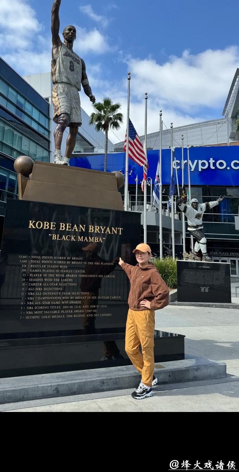 谢里夫跑到湖人主场跟科比雕像合影,发了句暖心悼念话 谢里夫跑到湖人主场跟科比雕像合影,发了句暖心悼念话