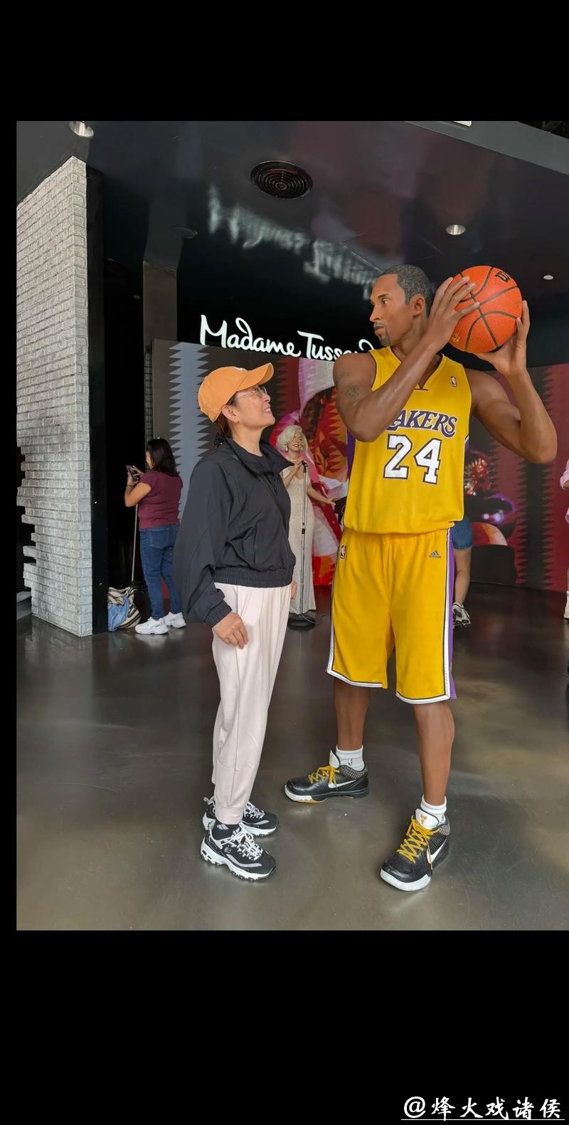 谢里夫跑到湖人主场跟科比雕像合影,发了句暖心悼念话 谢里夫跑到湖人主场跟科比雕像合影,发了句暖心悼念话